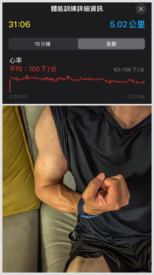 男人在家锻炼身体