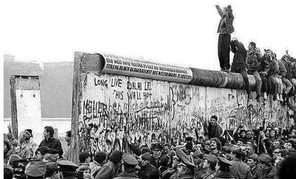 推倒柏林墙游戏截图